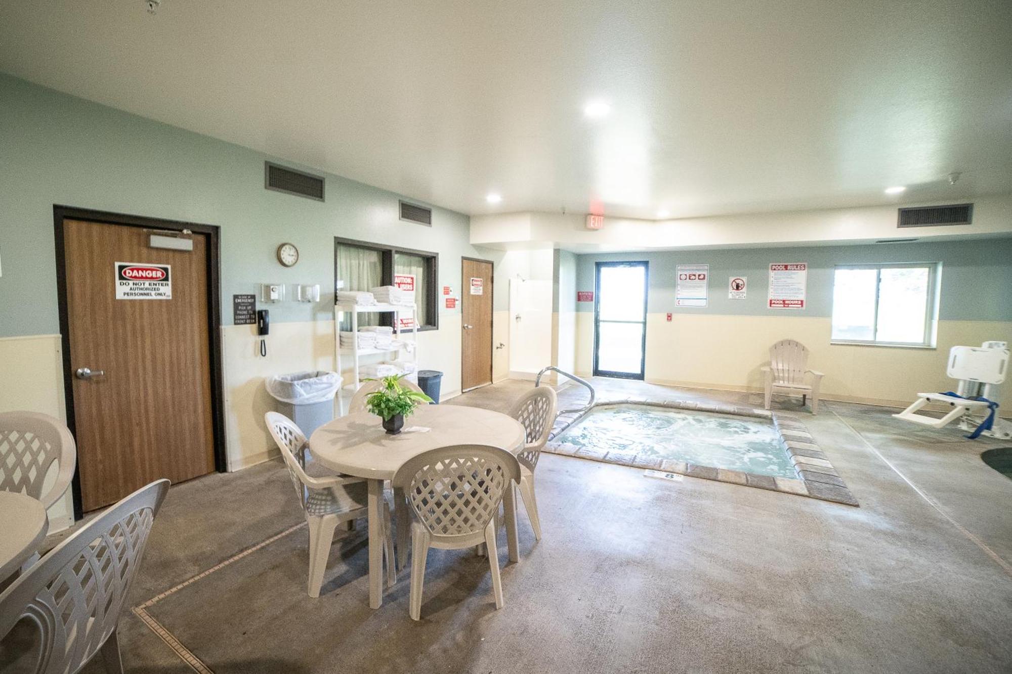 Quality Inn & Suites Watertown Near Prairie Lakes Ice Arena Eksteriør bilde