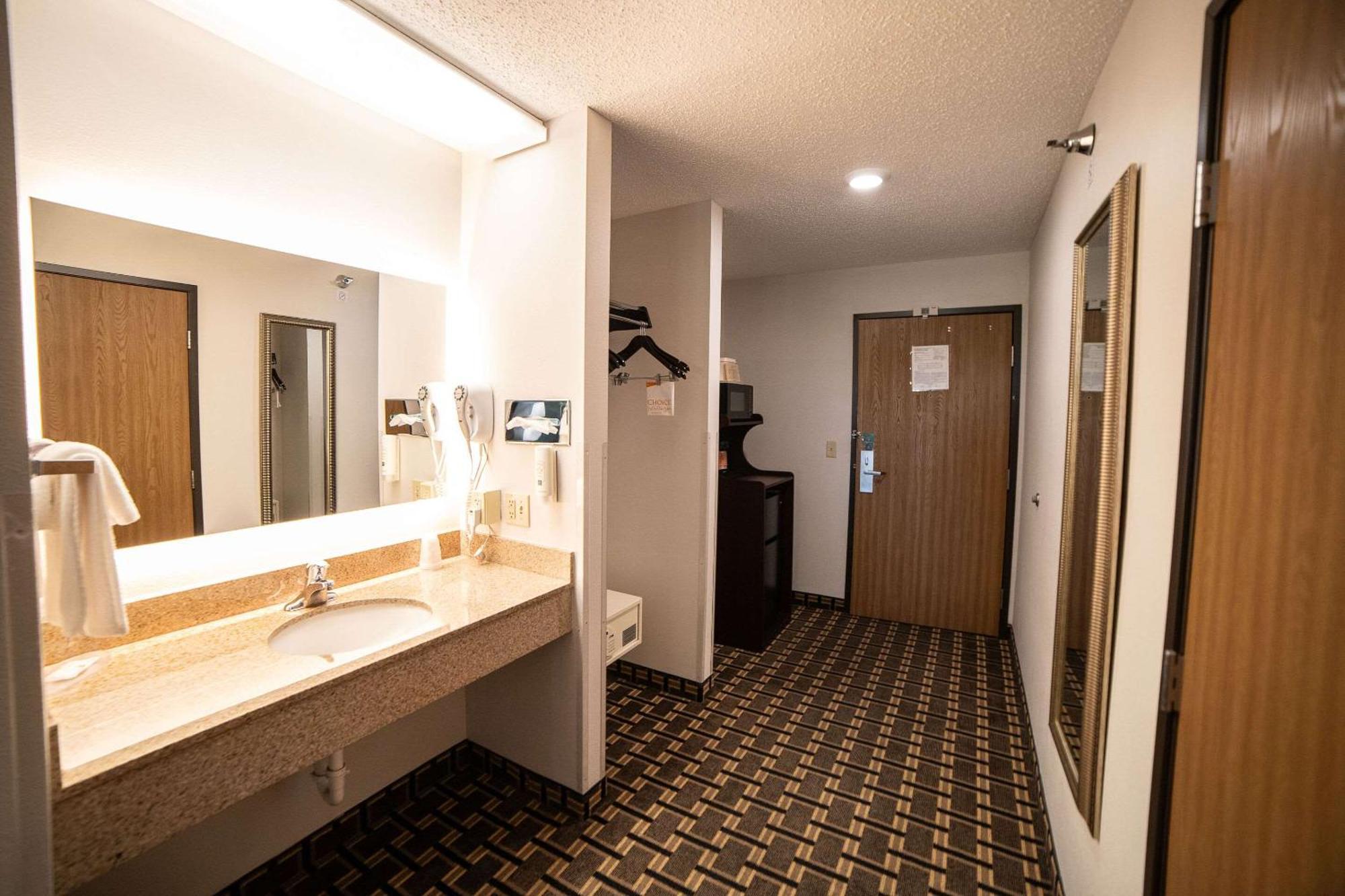 Quality Inn & Suites Watertown Near Prairie Lakes Ice Arena Eksteriør bilde