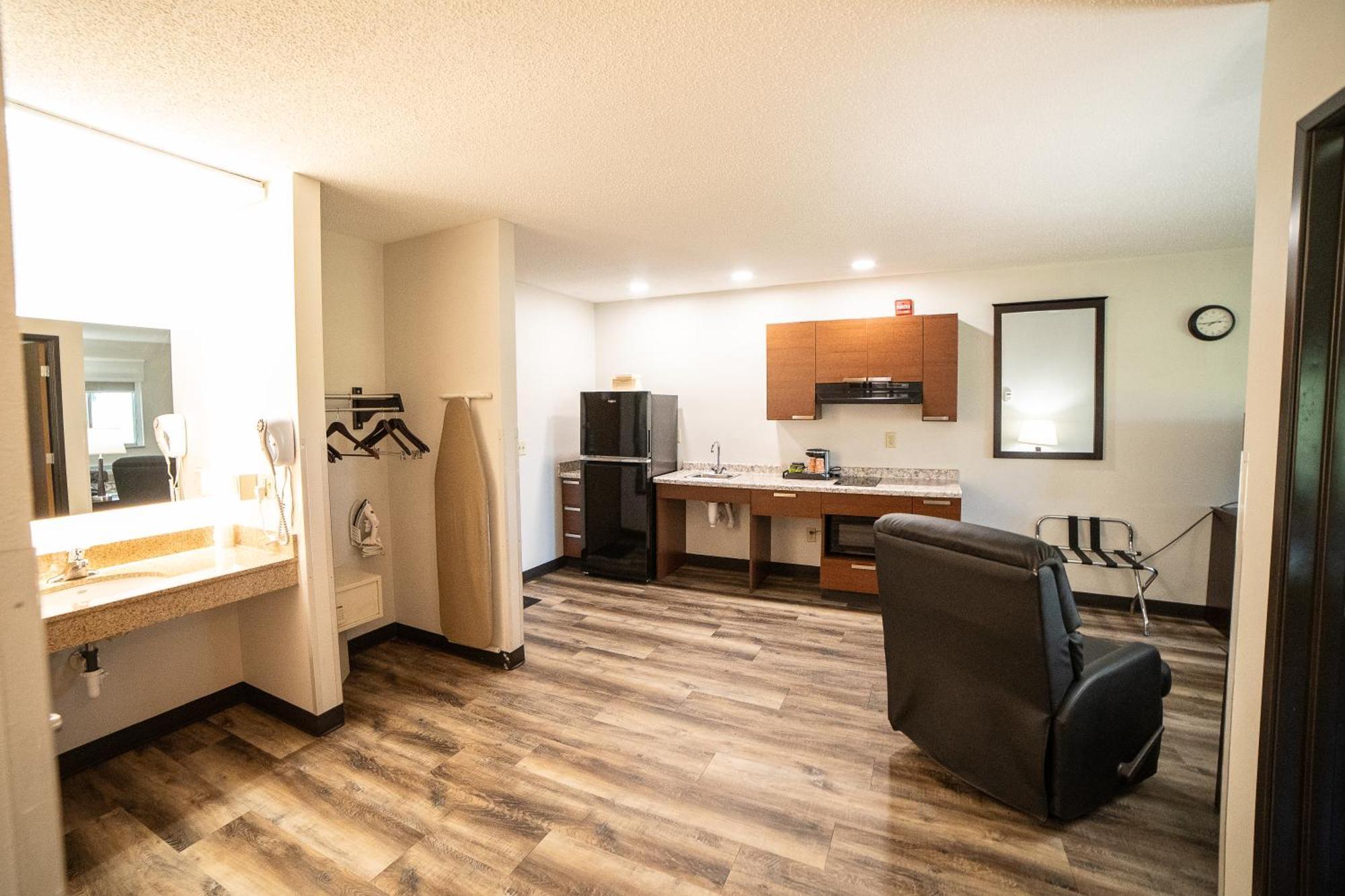 Quality Inn & Suites Watertown Near Prairie Lakes Ice Arena Eksteriør bilde