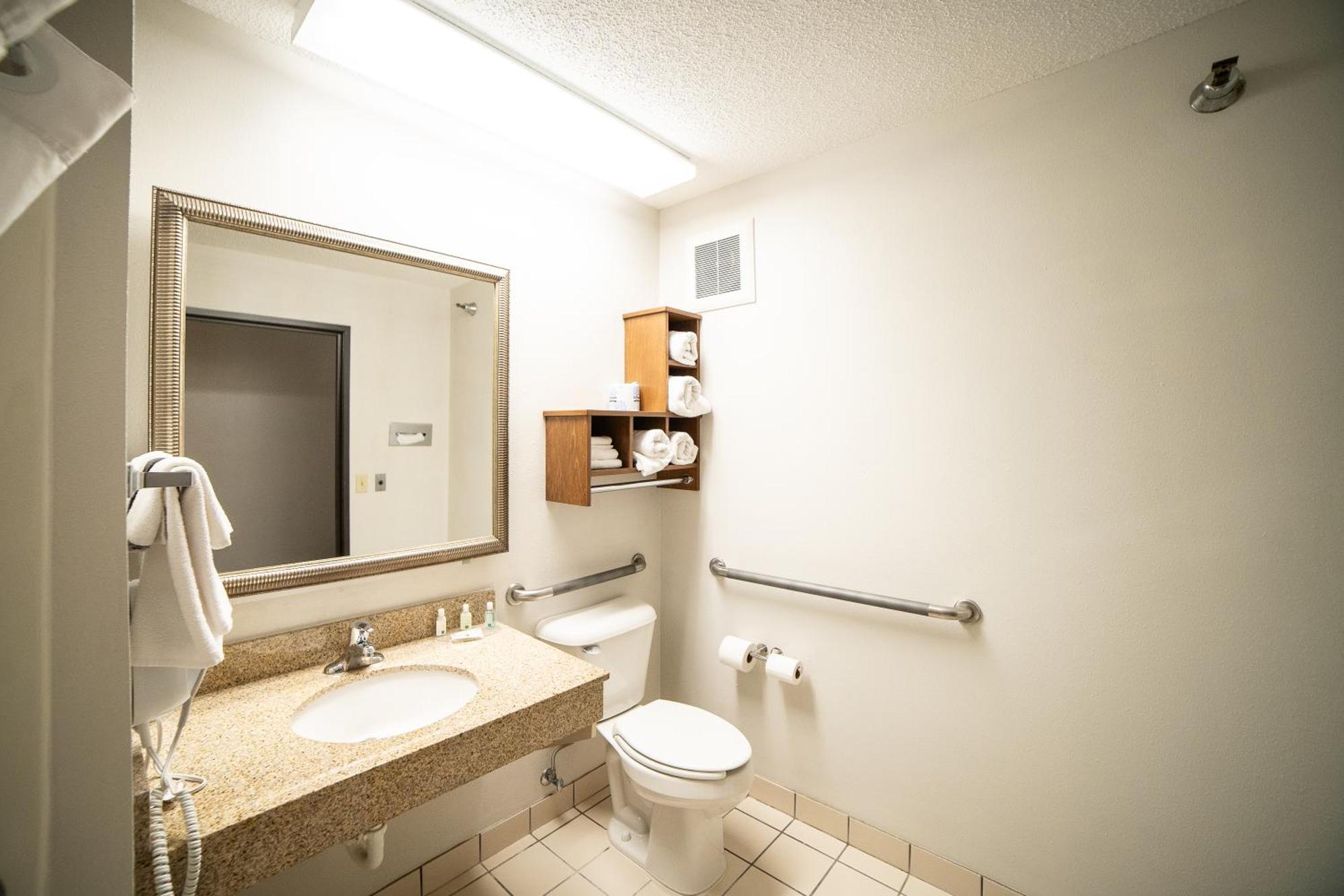 Quality Inn & Suites Watertown Near Prairie Lakes Ice Arena Eksteriør bilde