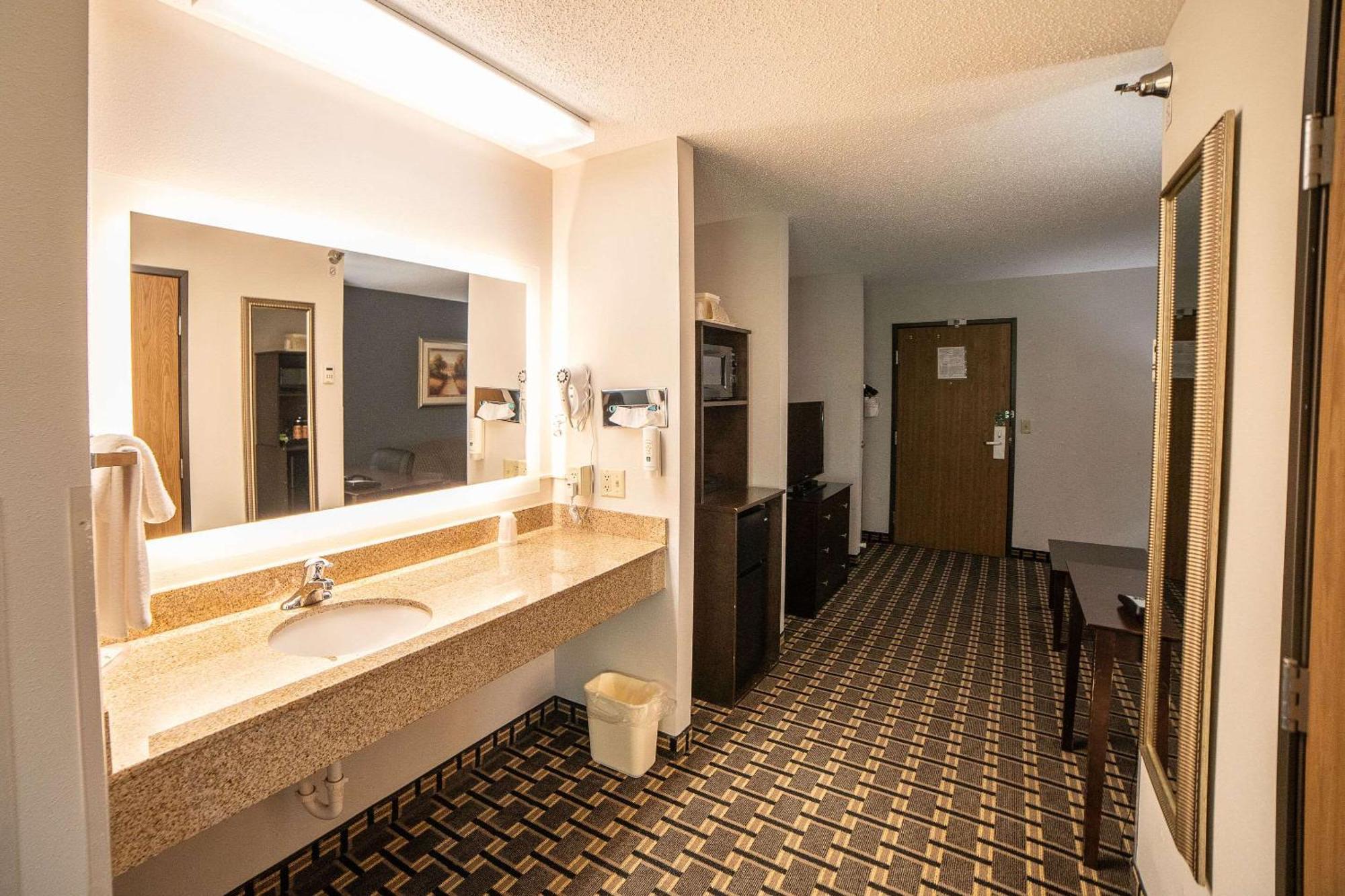 Quality Inn & Suites Watertown Near Prairie Lakes Ice Arena Eksteriør bilde