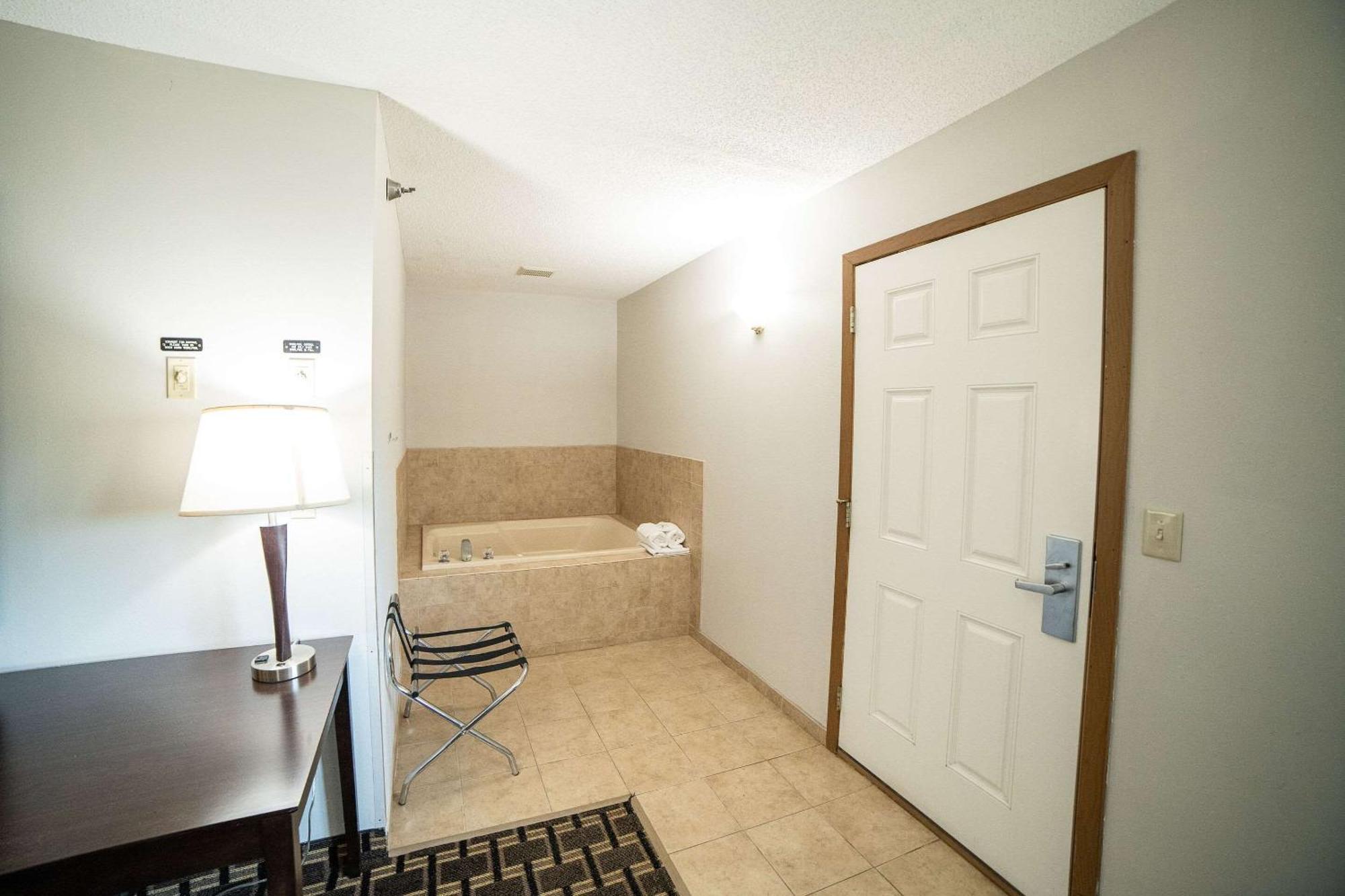 Quality Inn & Suites Watertown Near Prairie Lakes Ice Arena Eksteriør bilde